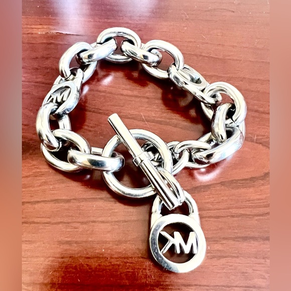 **RARE** Michael Kors Heritage Fulton Padlock Bracelet Silver Tone Toggle Clasp - Picture 2 of 6